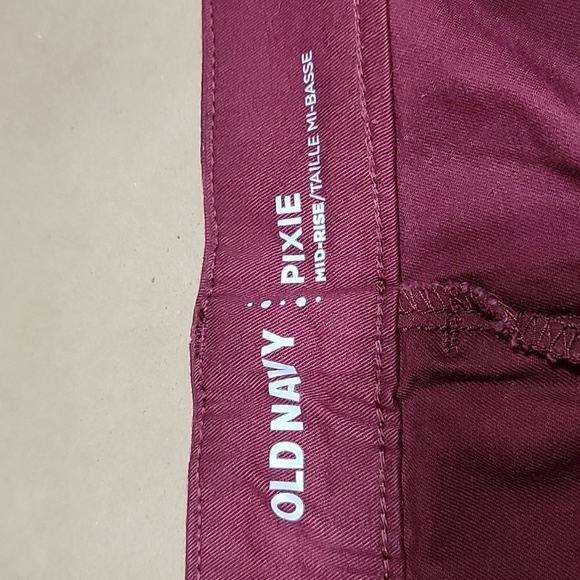 Old Navy Size 6 Burgundy Pixie Mid Rise Shorts, Excellent Used Condition - Picture 9 of 10